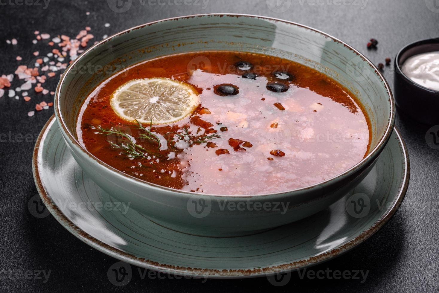 deliziosa zuppa calda fresca con pomodoro e carne in un piatto di ceramica. zuppa di guazzabuglio foto