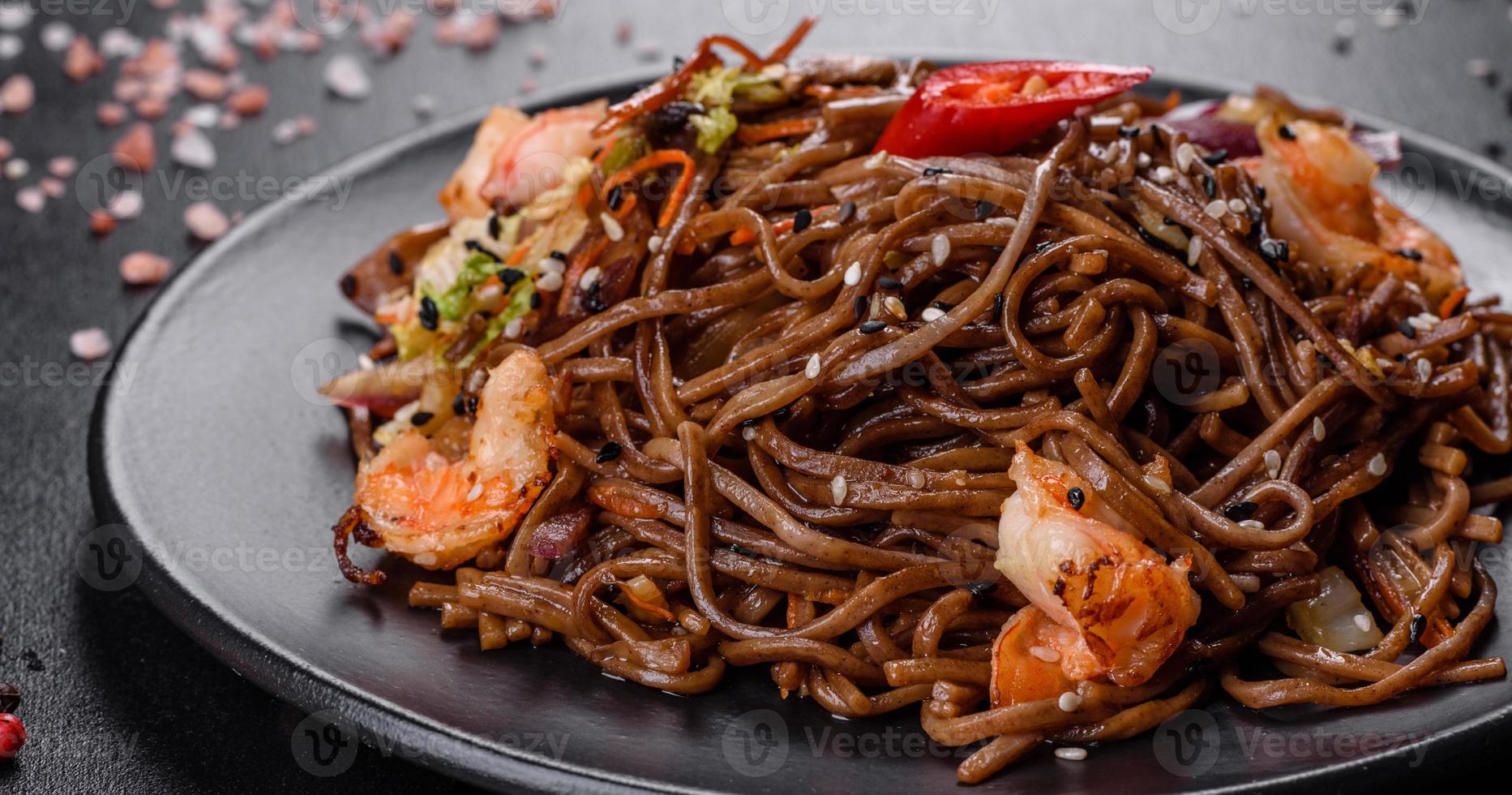 pasta fresca deliziosa con pomodori, gamberi e spezie foto