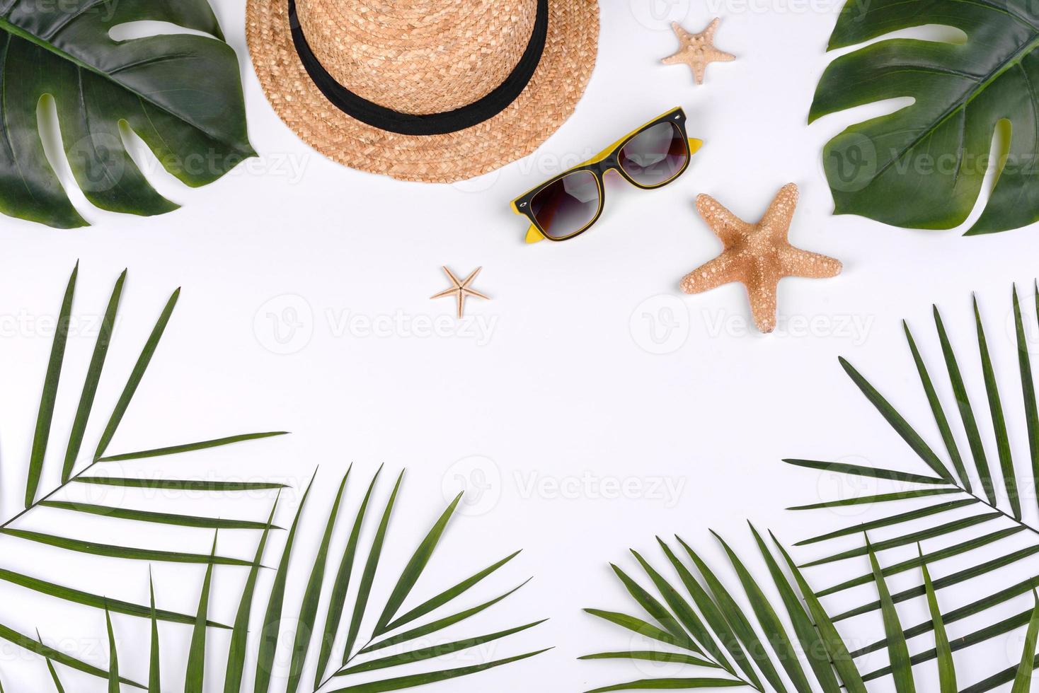 accessori da spiaggia, occhiali e cappello con conchiglie e stelle marine su sfondo colorato foto