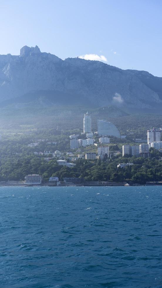 paesaggio marino con vista sulla costa di yalta foto