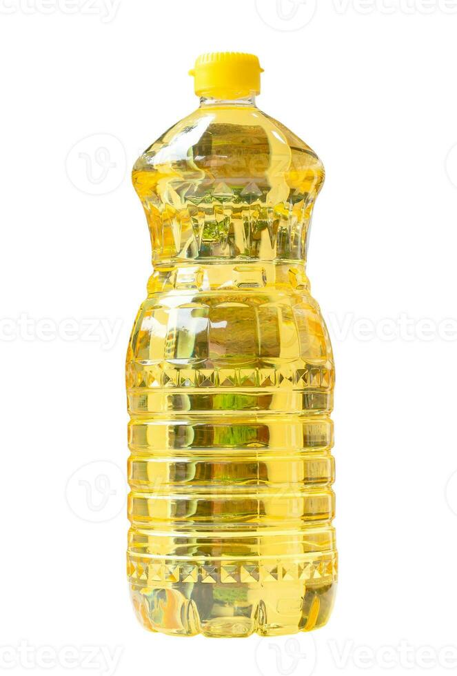 giallo cucinando soia olio nel medio trasparente plastica bottiglia isolato su bianca sfondo con ritaglio sentiero foto