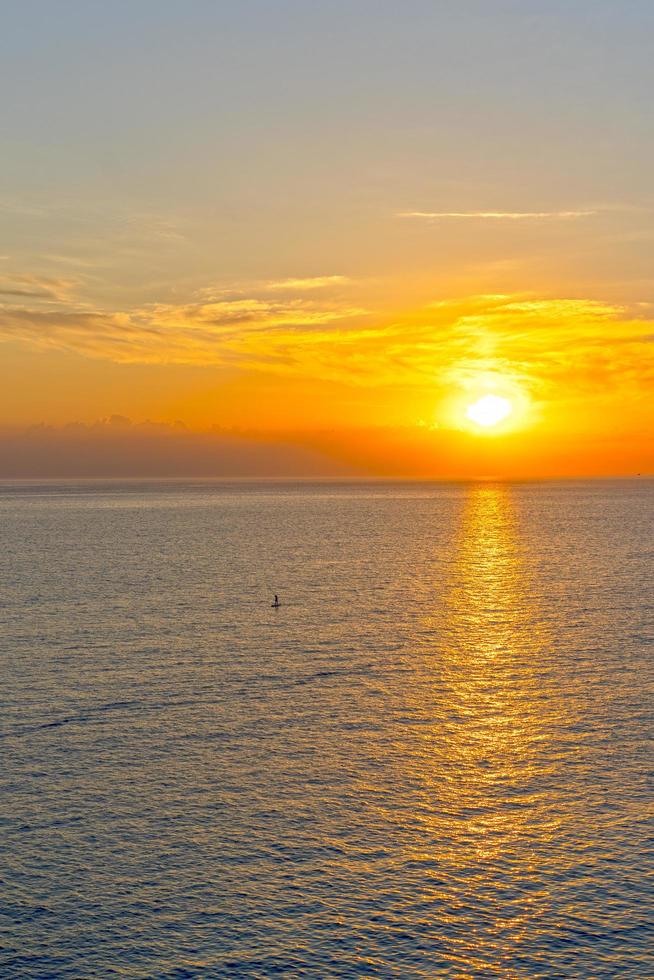 colorato tramonto luminoso sullo sfondo del paesaggio marino foto