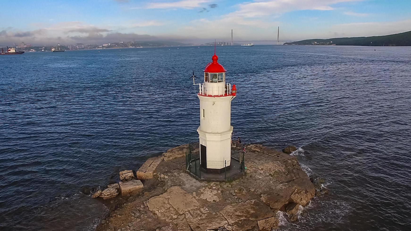 faro bianco con tetto rosso su gatto tokarev. foto