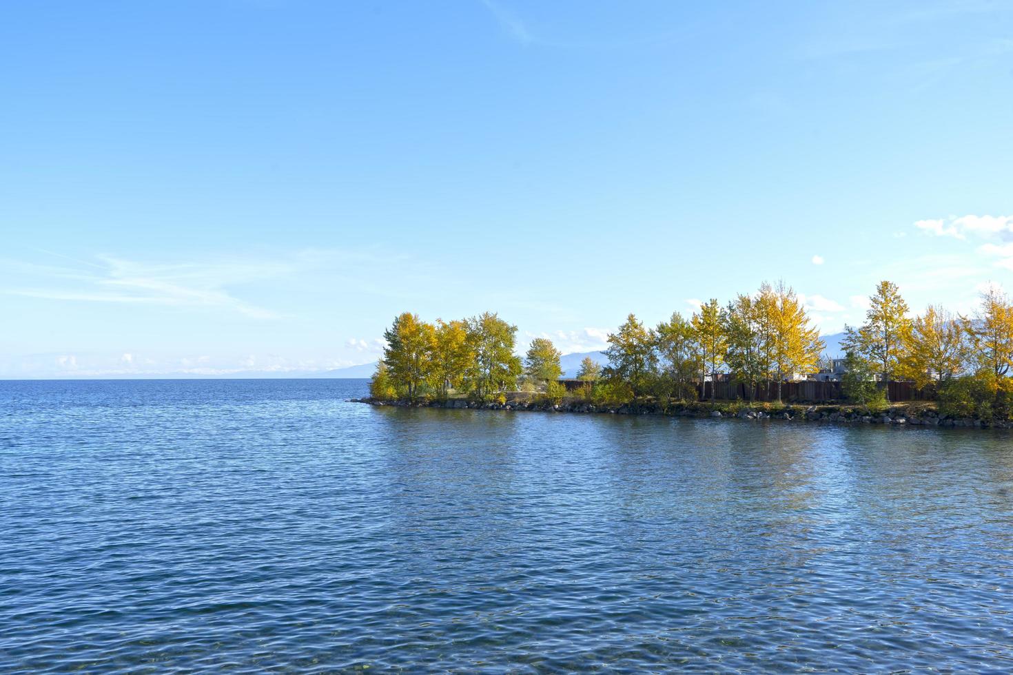 paesaggio naturale con vista sul lago baikal. foto