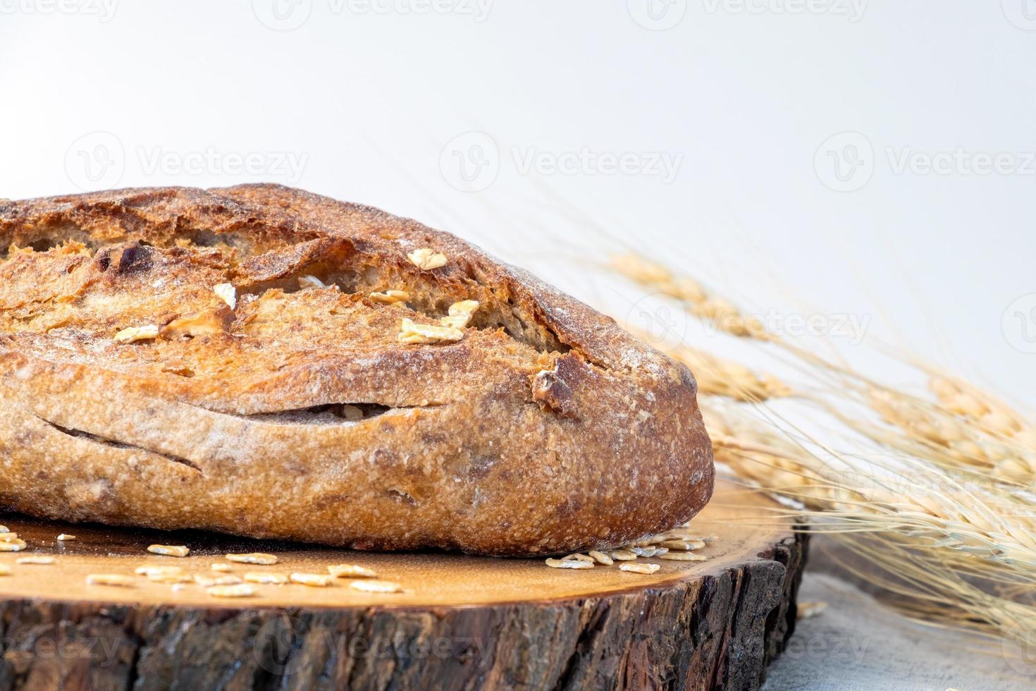 delizioso pane appena sfornato su sfondo marmo. stile di vita sano di dieta. foto