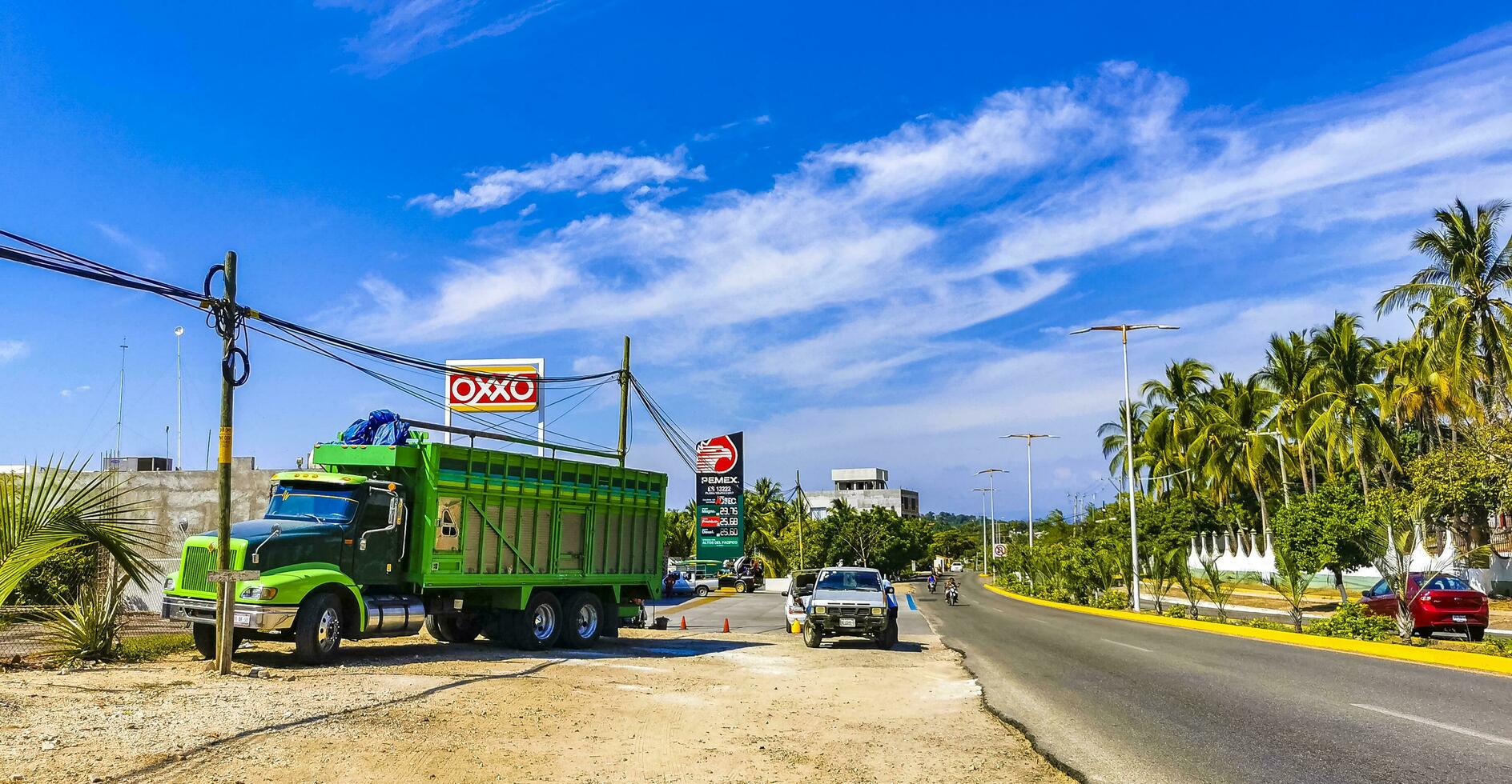 puerto escondido oaxaca Messico 2023 tipico bellissimo colorato turista strada marciapiede città puerto escondido Messico. foto