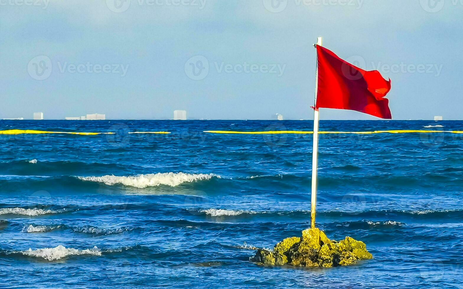rosso bandiera nuoto Proibito alto onde playa del Carmen Messico. foto