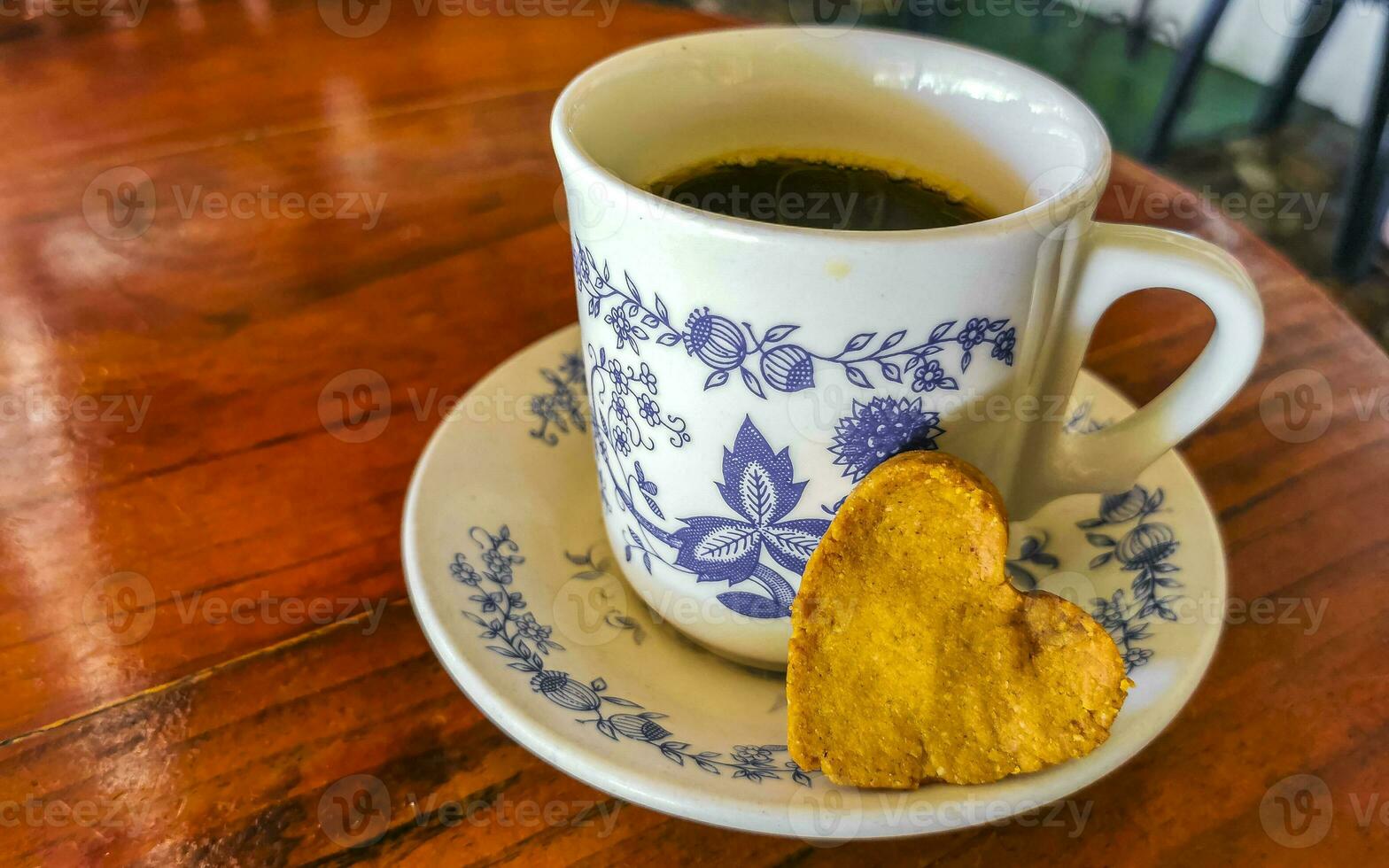 blu bianca tazza pentola con nero caffè di legno tavolo Messico. foto