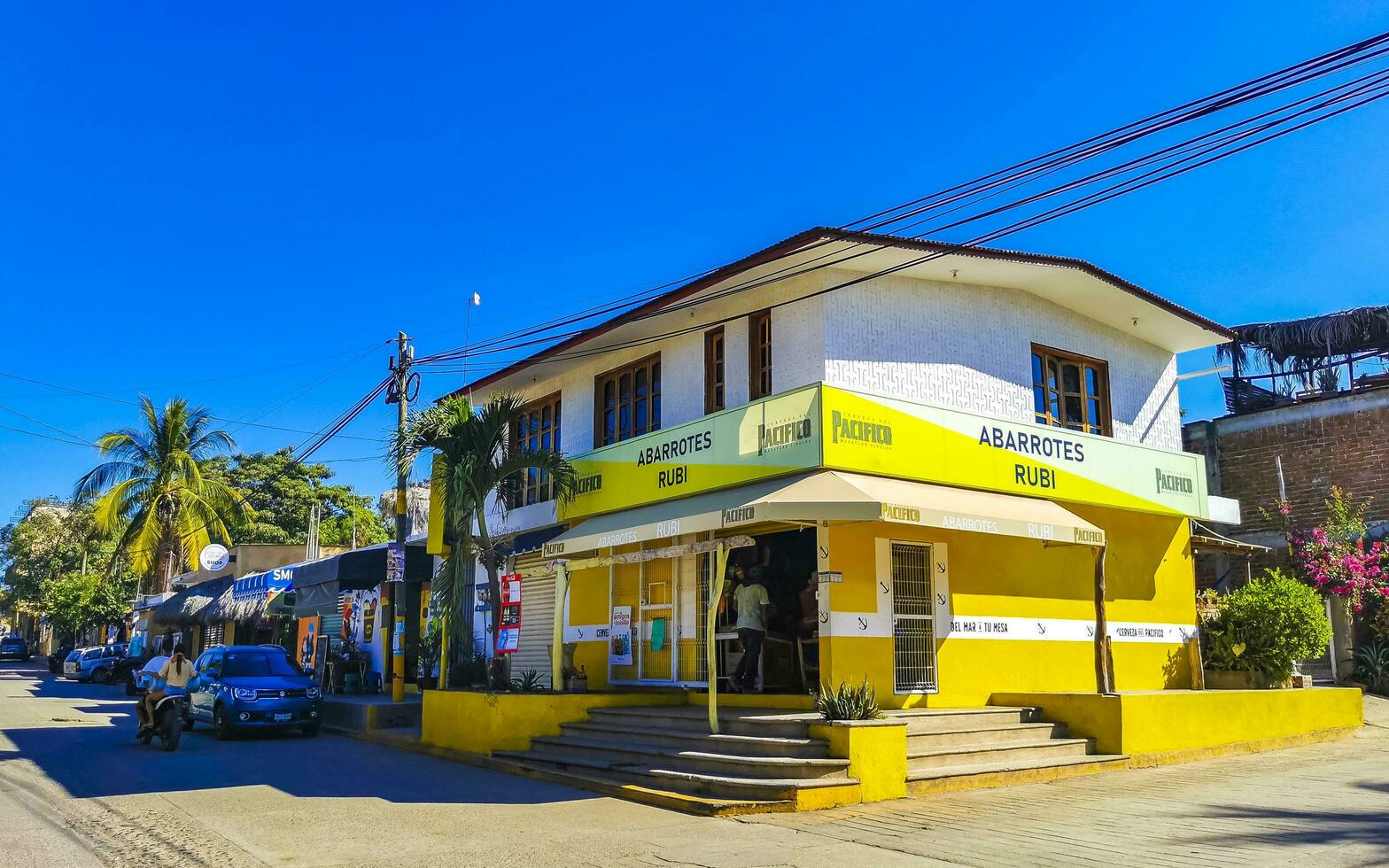 puerto escondido oaxaca Messico 2023 tipico bellissimo colorato turista strada marciapiede città puerto escondido Messico. foto