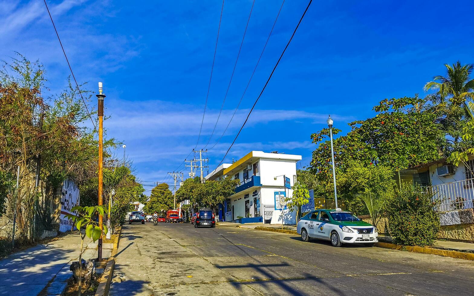 puerto escondido oaxaca Messico 2023 tipico bellissimo colorato turista strada marciapiede città puerto escondido Messico. foto