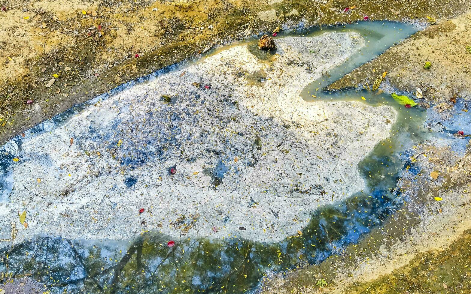 Aperto fognatura sistema nel il tropicale giungla montagne Messico. foto