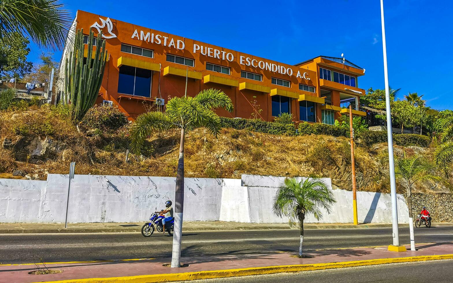 puerto escondido oaxaca Messico 2023 tipico bellissimo colorato turista strada marciapiede città puerto escondido Messico. foto