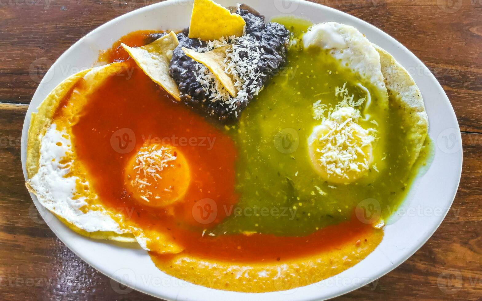 messicano huevos divorziato fritte uova nero fagioli nachos su piatto. foto