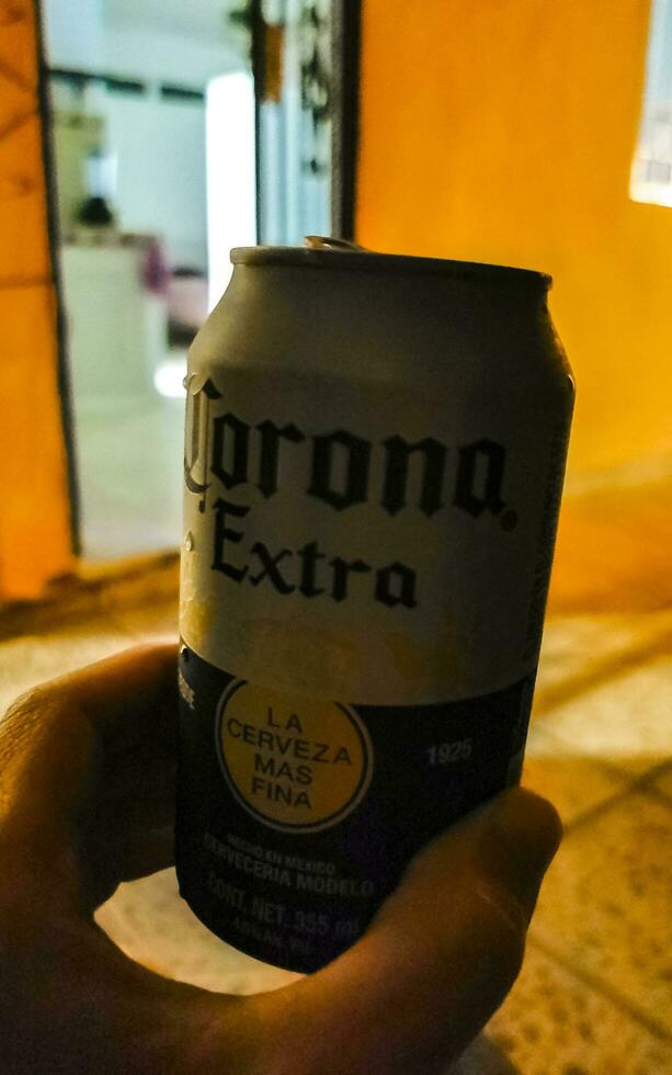 playa del Carmen quintana roo Messico 2023 corona birra può nel il mano playa del Carmen Messico. foto