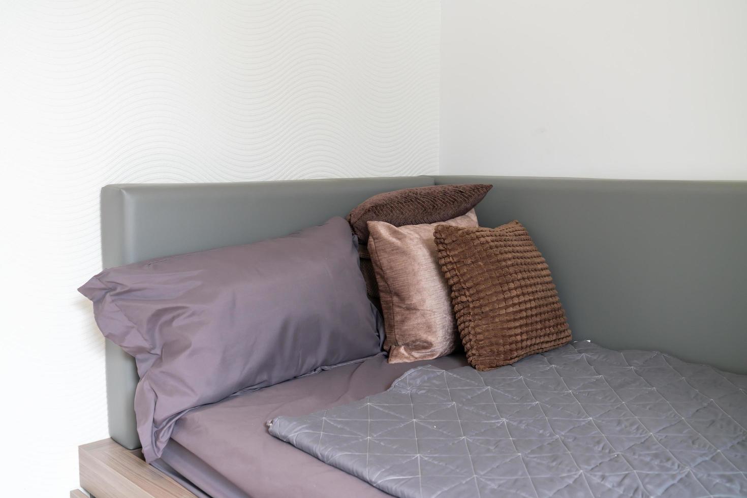 decorazione del cuscino su un letto in camera da letto foto