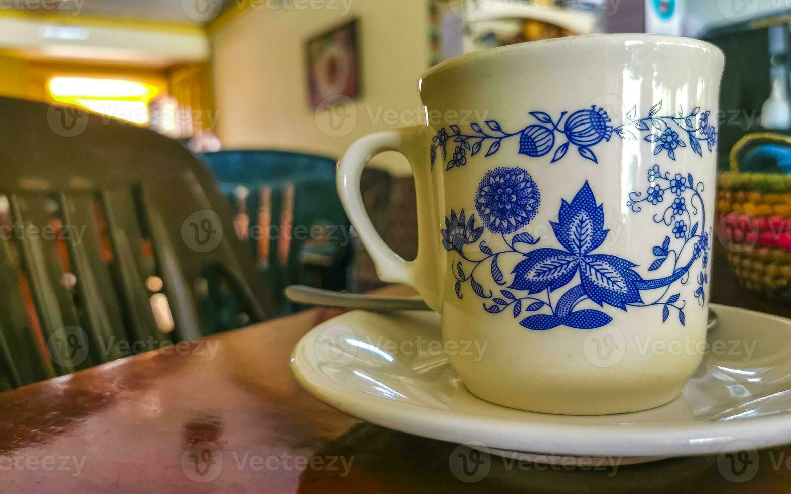 blu bianca tazza pentola con nero caffè di legno tavolo Messico. foto