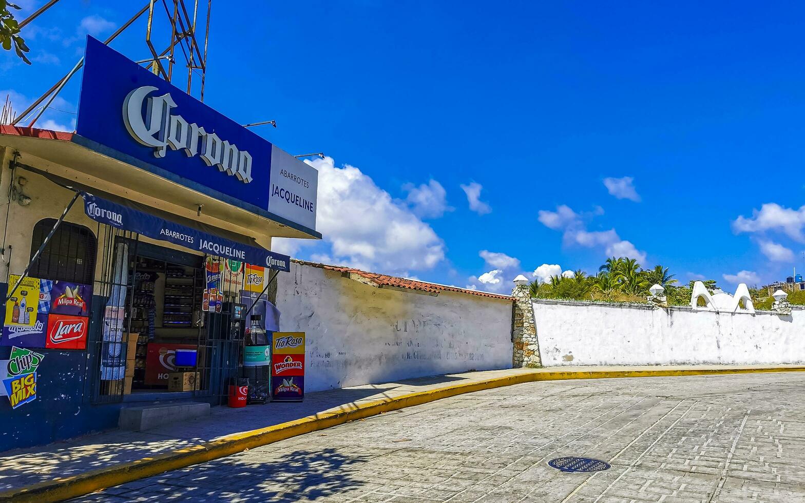 puerto escondido oaxaca Messico 2023 tipico bellissimo colorato turista strada marciapiede città puerto escondido Messico. foto