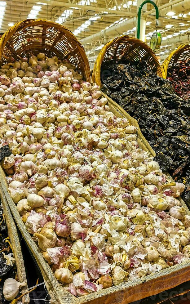 acquistare fresco aglio nel il supermercato nel Messico. foto