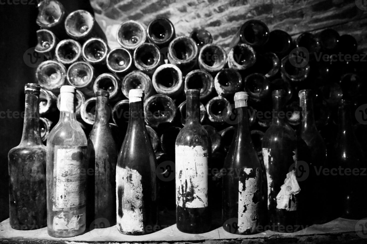 bottiglie di vino molto antiche si trovano in una cantina buia retrò foto
