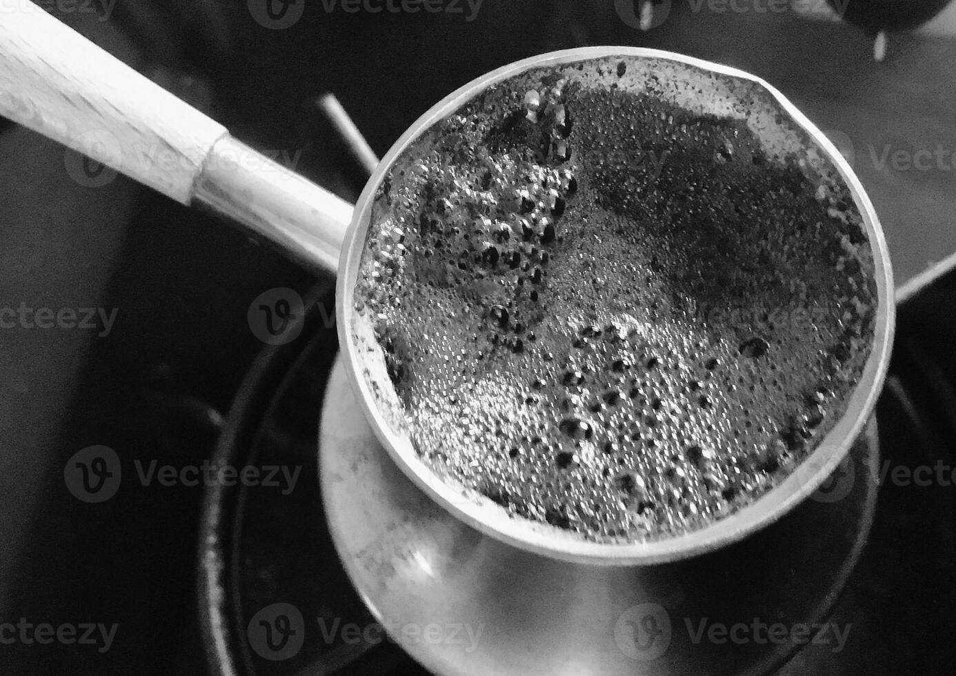 barista che prepara una bevanda calda e gustosa dal turco di rame foto