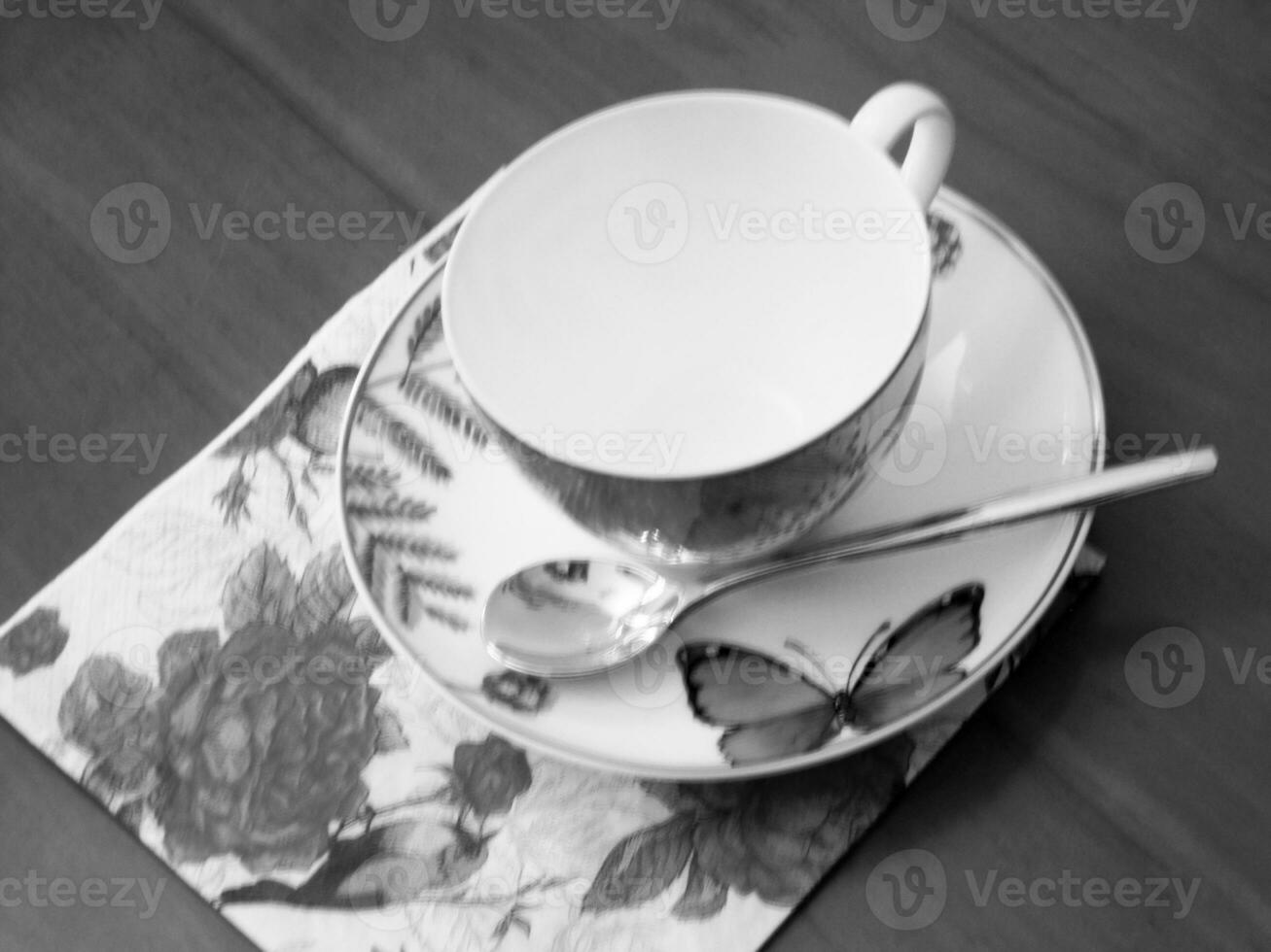 tazza da caffè vuota in piedi sul tavolo di legno per un gustoso caffè scuro foto