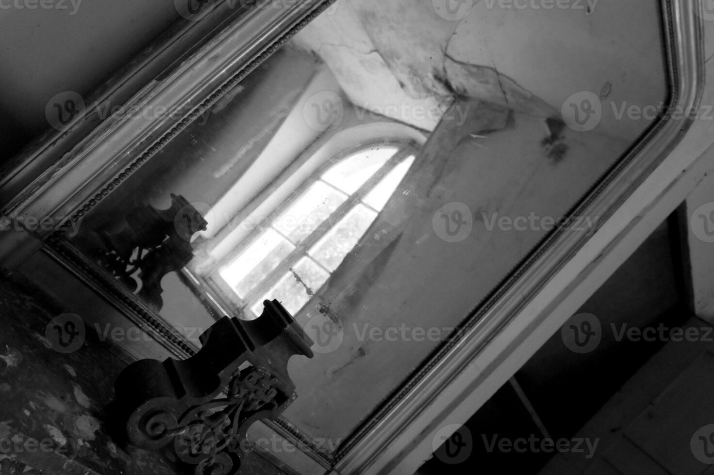 bellissimo specchio con cornice in legno in un vecchio edificio senza persone foto