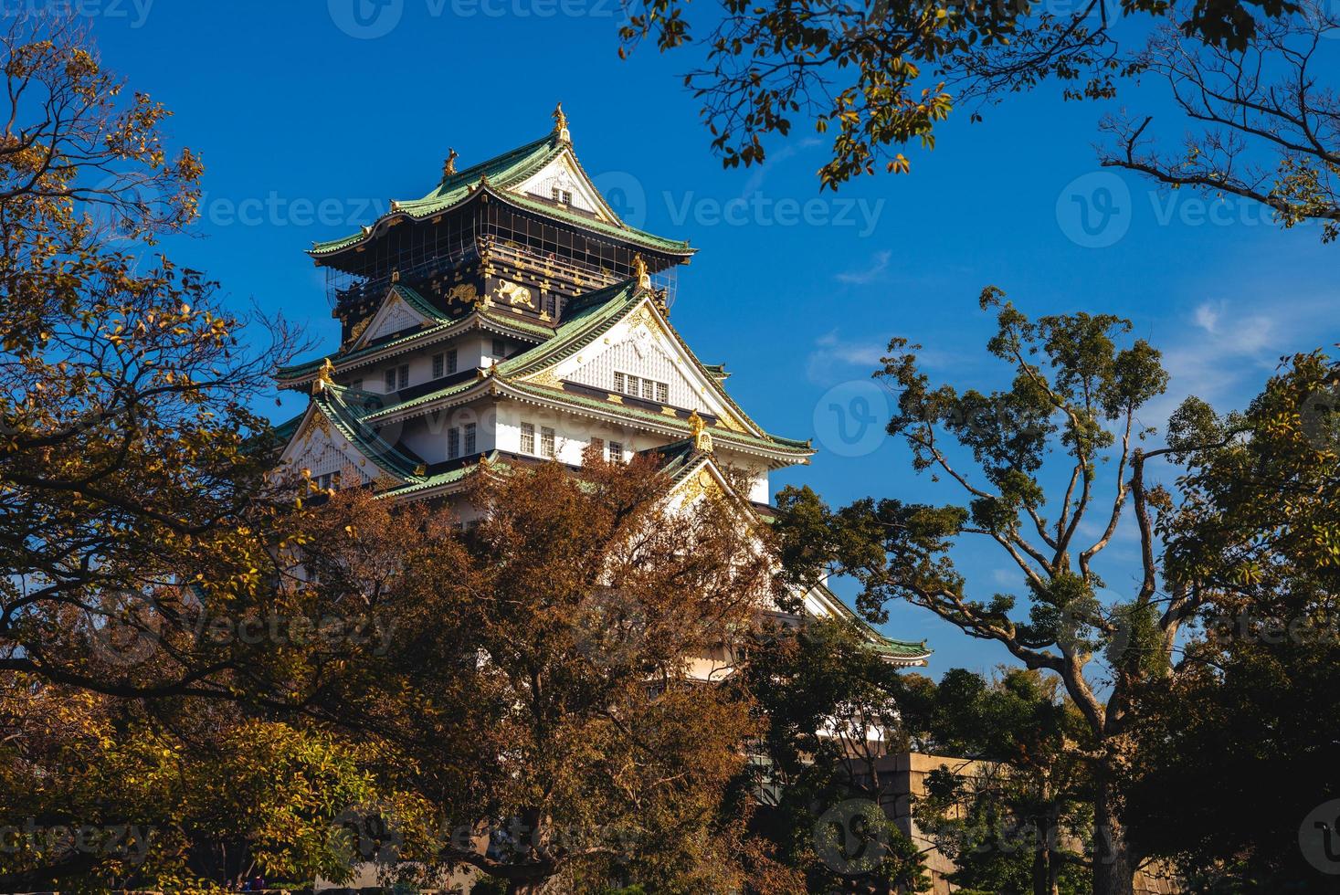 mastio principale, tenshu, del castello di osaka nella città di osaka, giappone foto