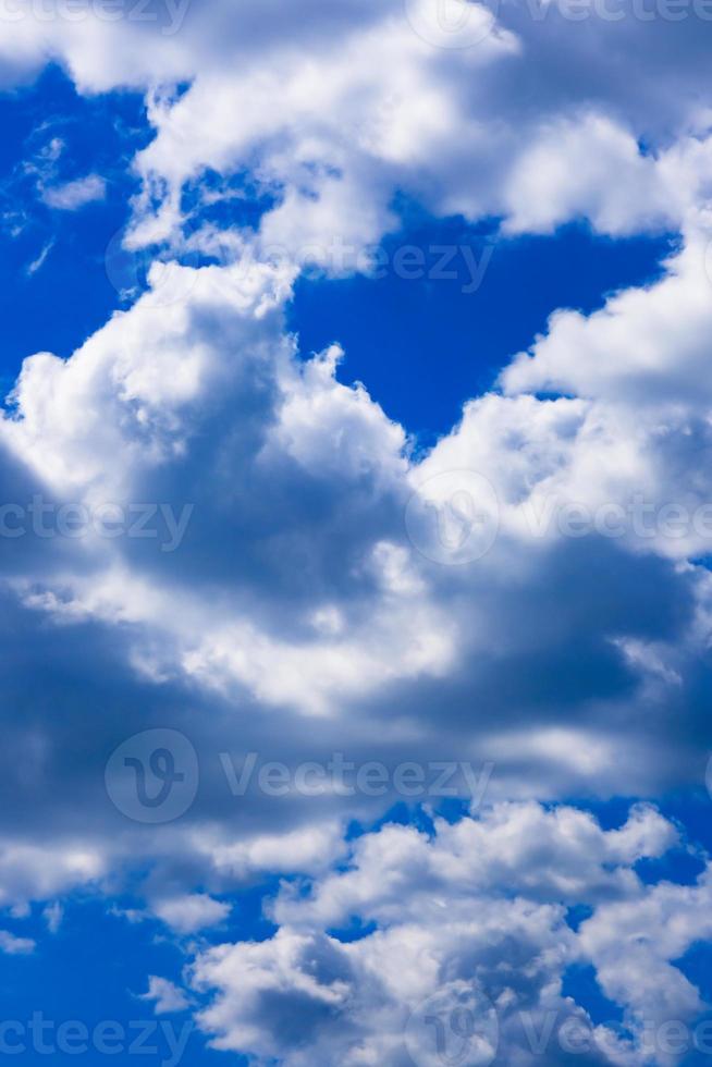 bellissimo cielo blu profondo con nuvole bianche in una soleggiata giornata estiva, soffice nuvola alta all'aperto, cielo luminoso e aereo, cieli con sfondo di nuvole cumuliformi, morbido cloudscape in vista del tempo sereno foto