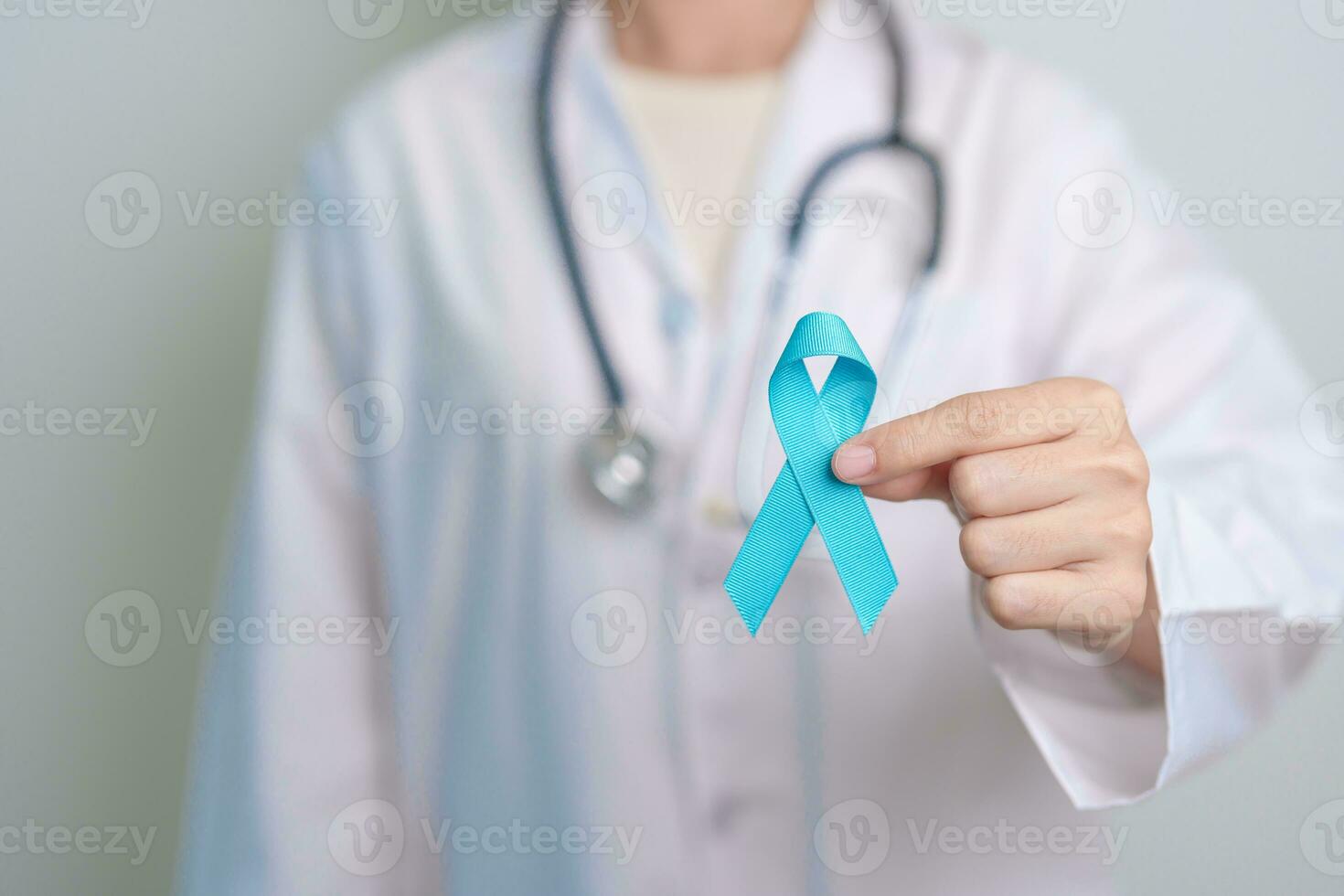 blu novembre prostata cancro consapevolezza mese, medico con blu nastro nel ospedale per supporto persone vita e malattia. assistenza sanitaria, internazionale uomini, padre, diabete e mondo cancro giorno foto