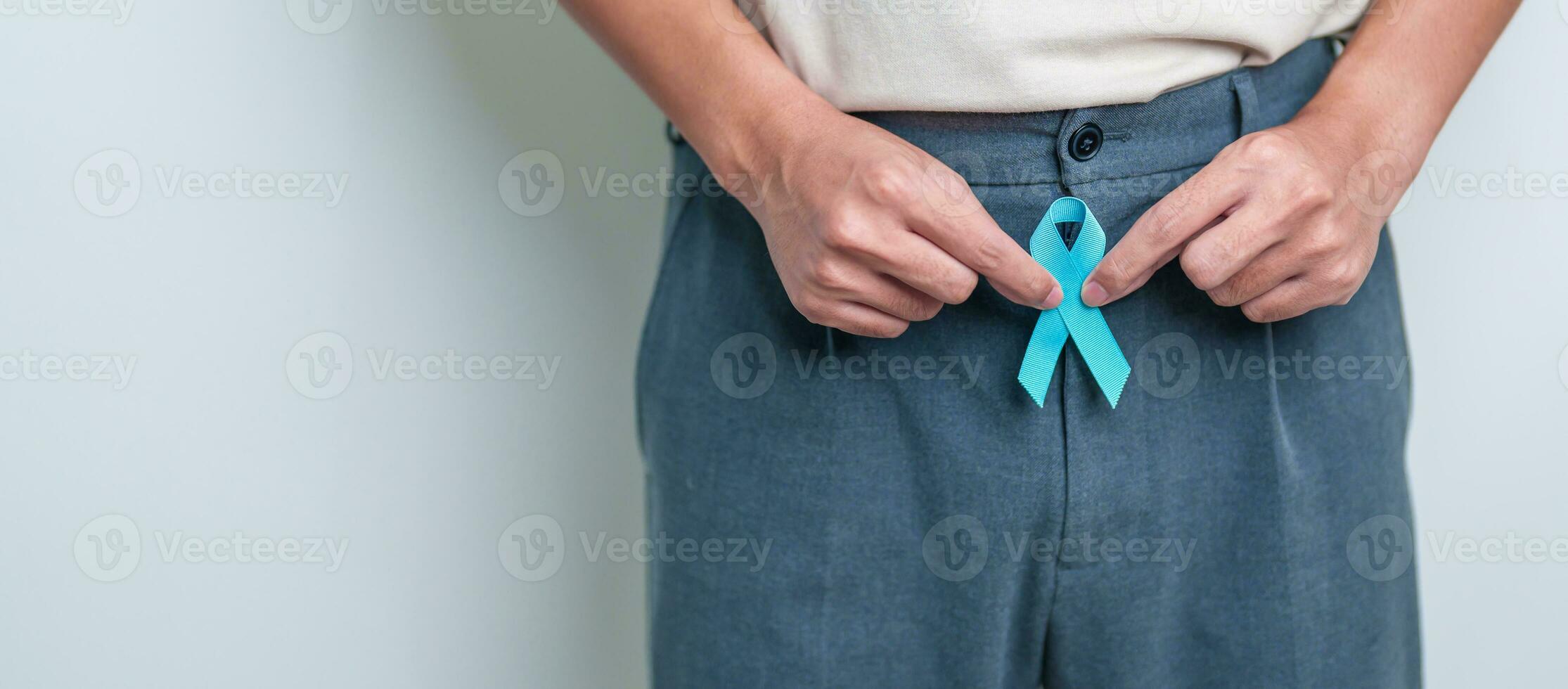 blu novembre prostata cancro consapevolezza mese, uomo con blu nastro su prostata ghiandola o urinario Vescica urinaria per supporto persone vita e malattia. assistenza sanitaria, internazionale uomini, padre e mondo cancro giorno foto