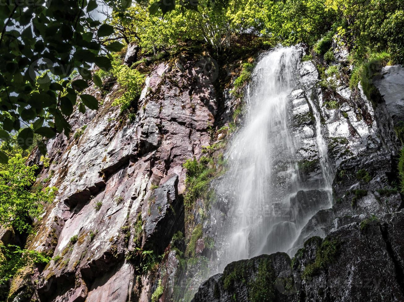 cascata nideck vicino alle rovine del castello medievale in alsazia foto