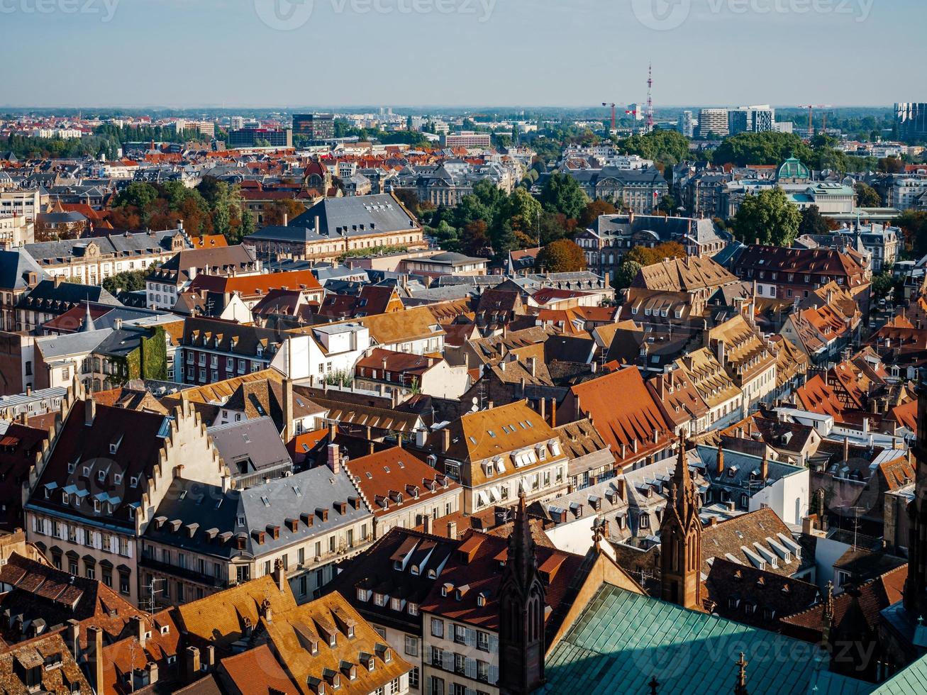 veduta aerea della città di strasburgo. giorno soleggiato. tetti di tegole rosse. foto