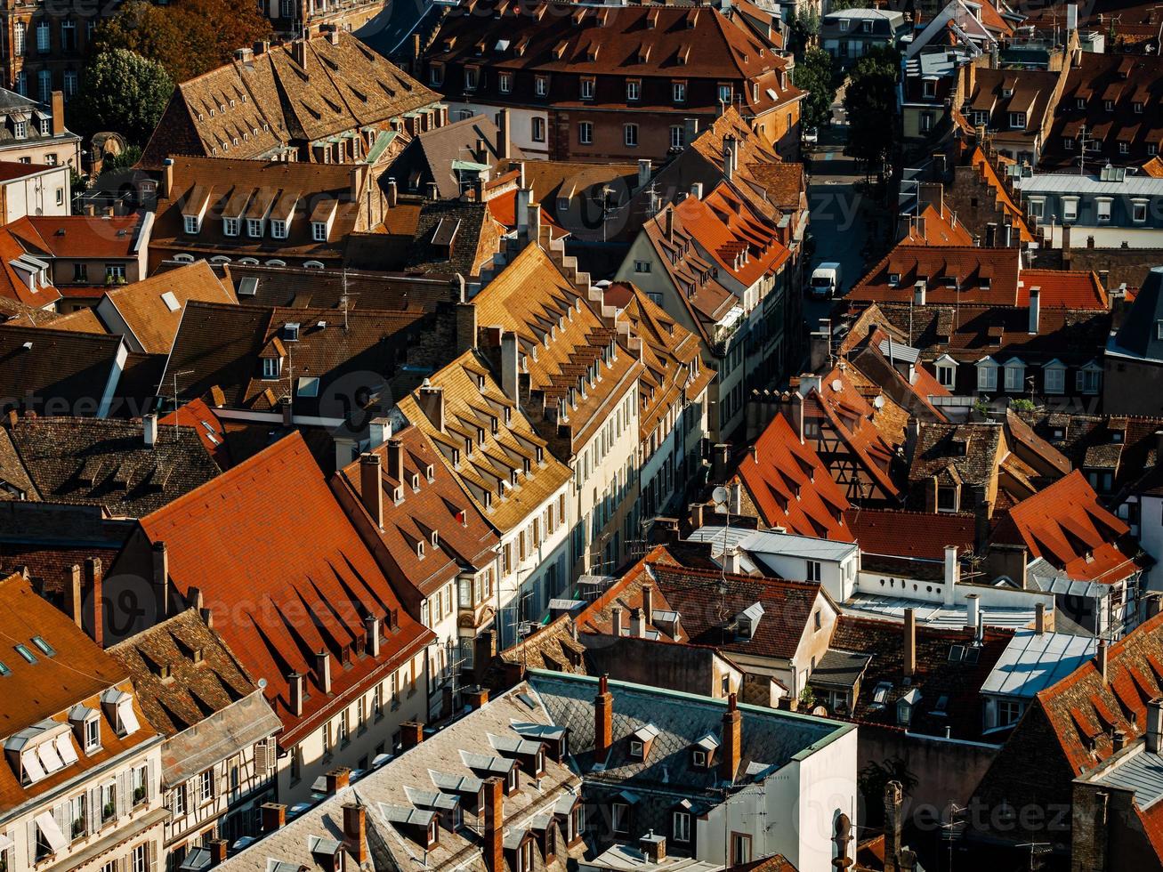 veduta aerea della città di strasburgo. giorno soleggiato. tetti di tegole rosse. foto