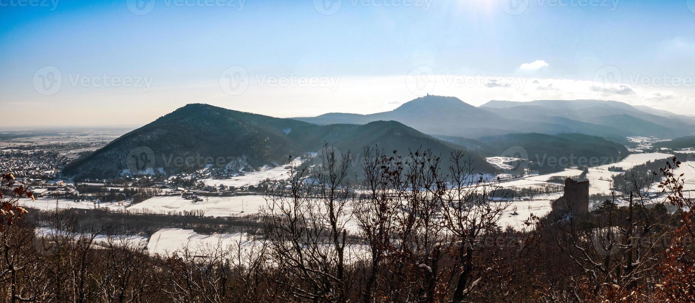 vista panoramica del castello di ortenburg nei Vosgi. foto