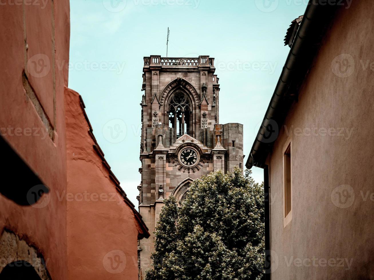 Cattedrale nella città medievale di rouffach in Alsazia, Francia foto