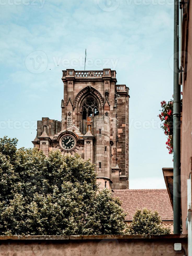 Cattedrale nella città medievale di rouffach in Alsazia, Francia foto