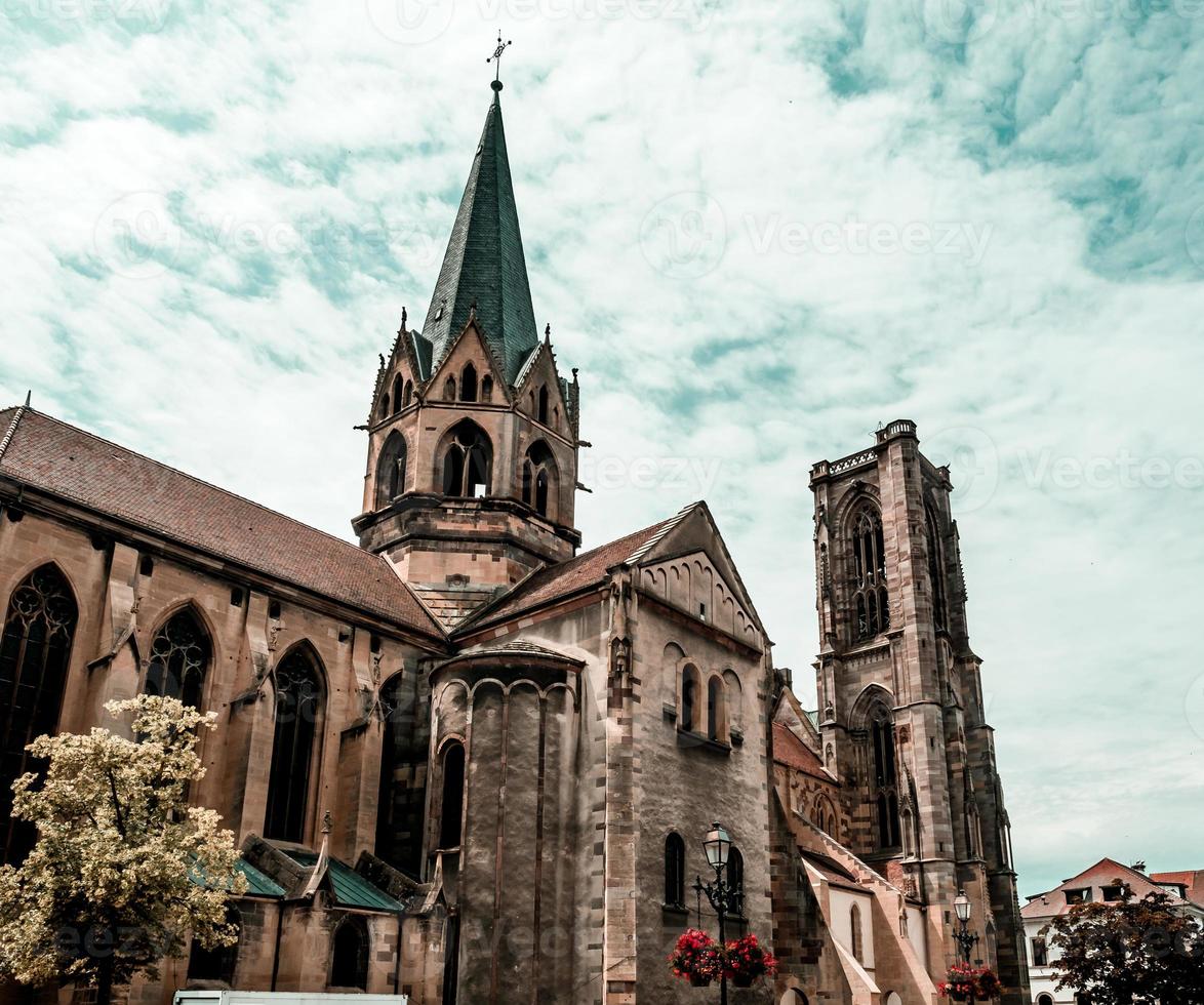 Cattedrale nella città medievale di rouffach in Alsazia, Francia foto