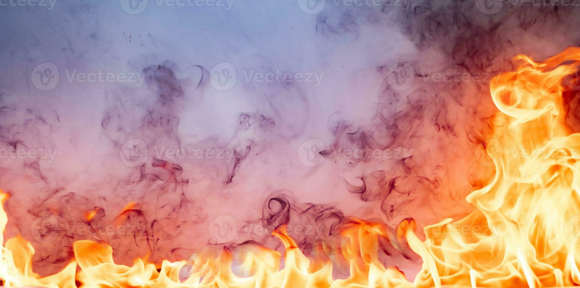 fiamme di fuoco con fumo su sfondo nero foto