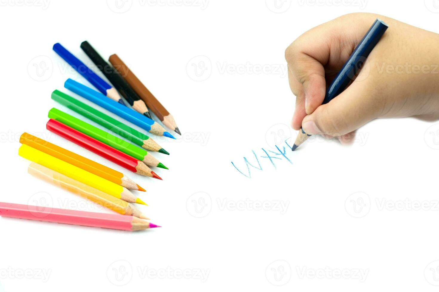 primo piano della mano della ragazza con la matita che scrive parole inglesi a mano foto