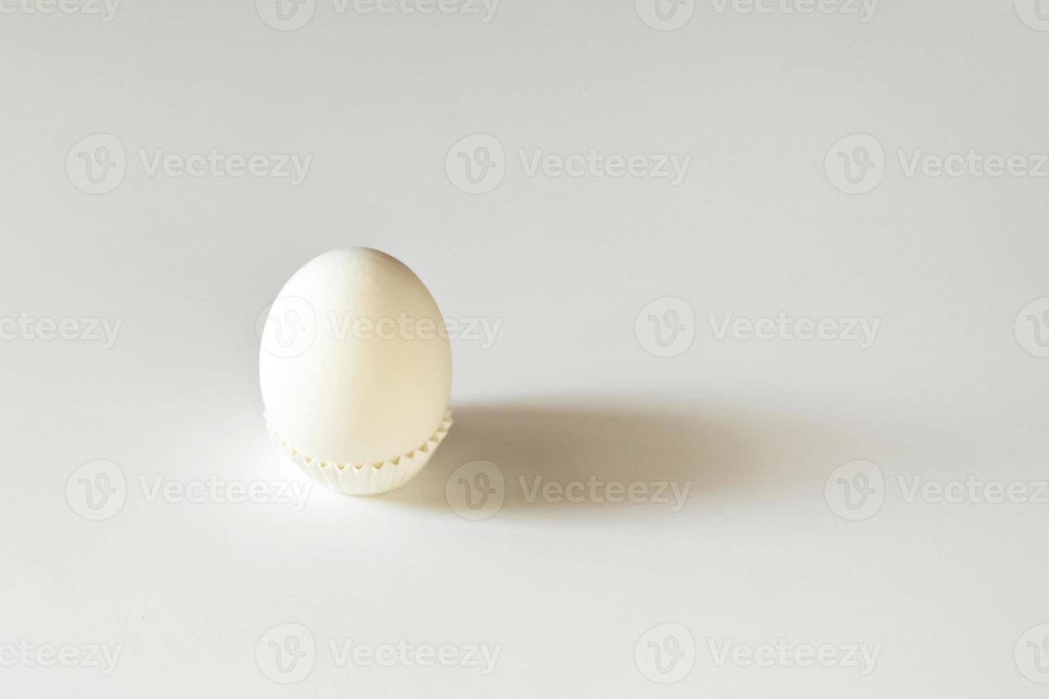 uovo bianco su sfondo bianco isolato con ombra. ingrediente.cibo sano.pasqua. foto