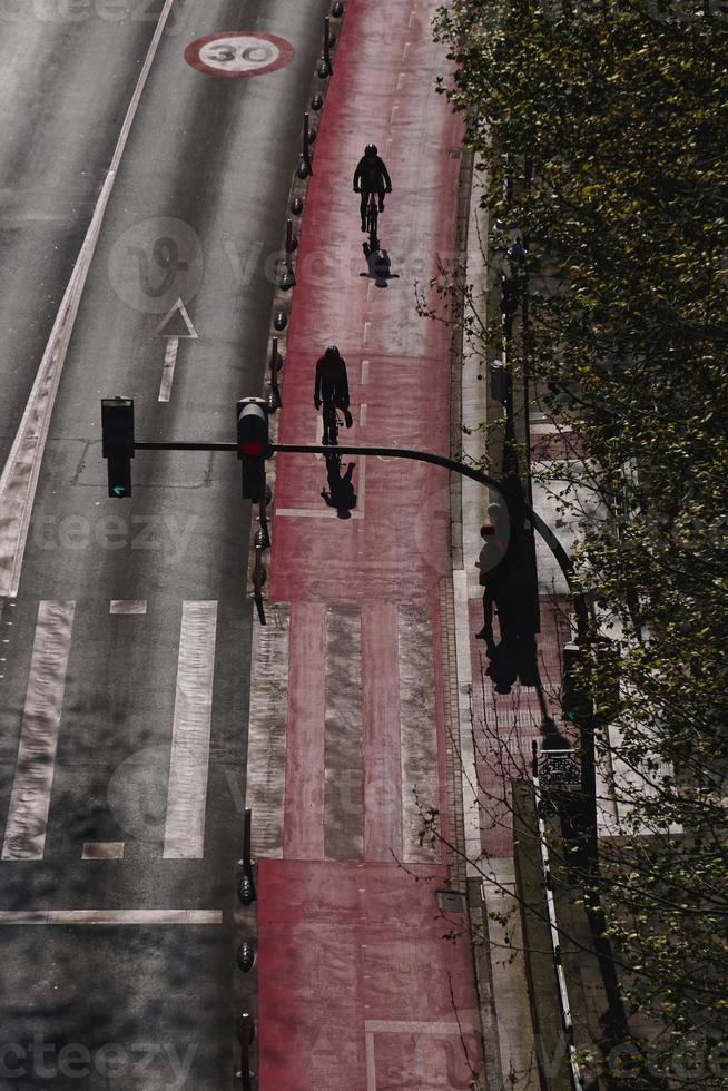 ciclista per strada nella città di bilbao spagna foto