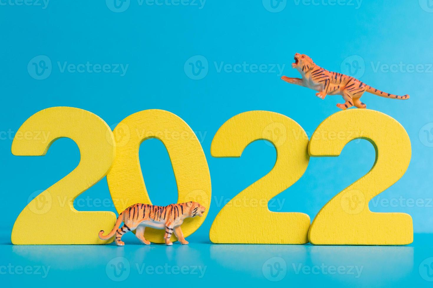 tigre in miniatura e numero 2022, l'anno della tigre capodanno cinese foto