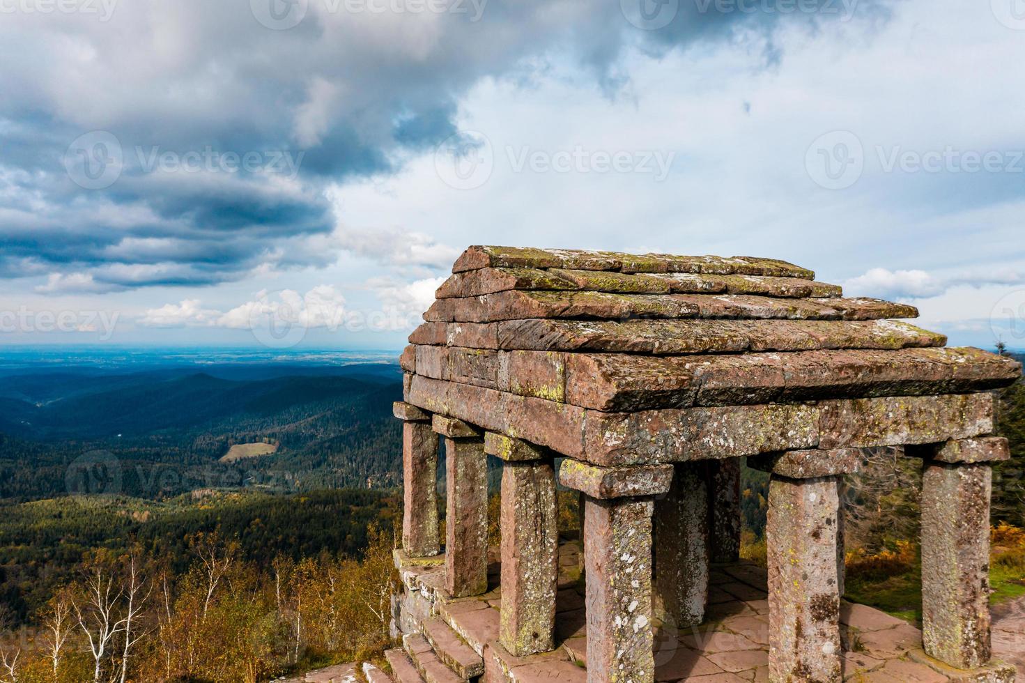 Monumento sulla vetta del monte Donon nei Vosgi, Francia foto