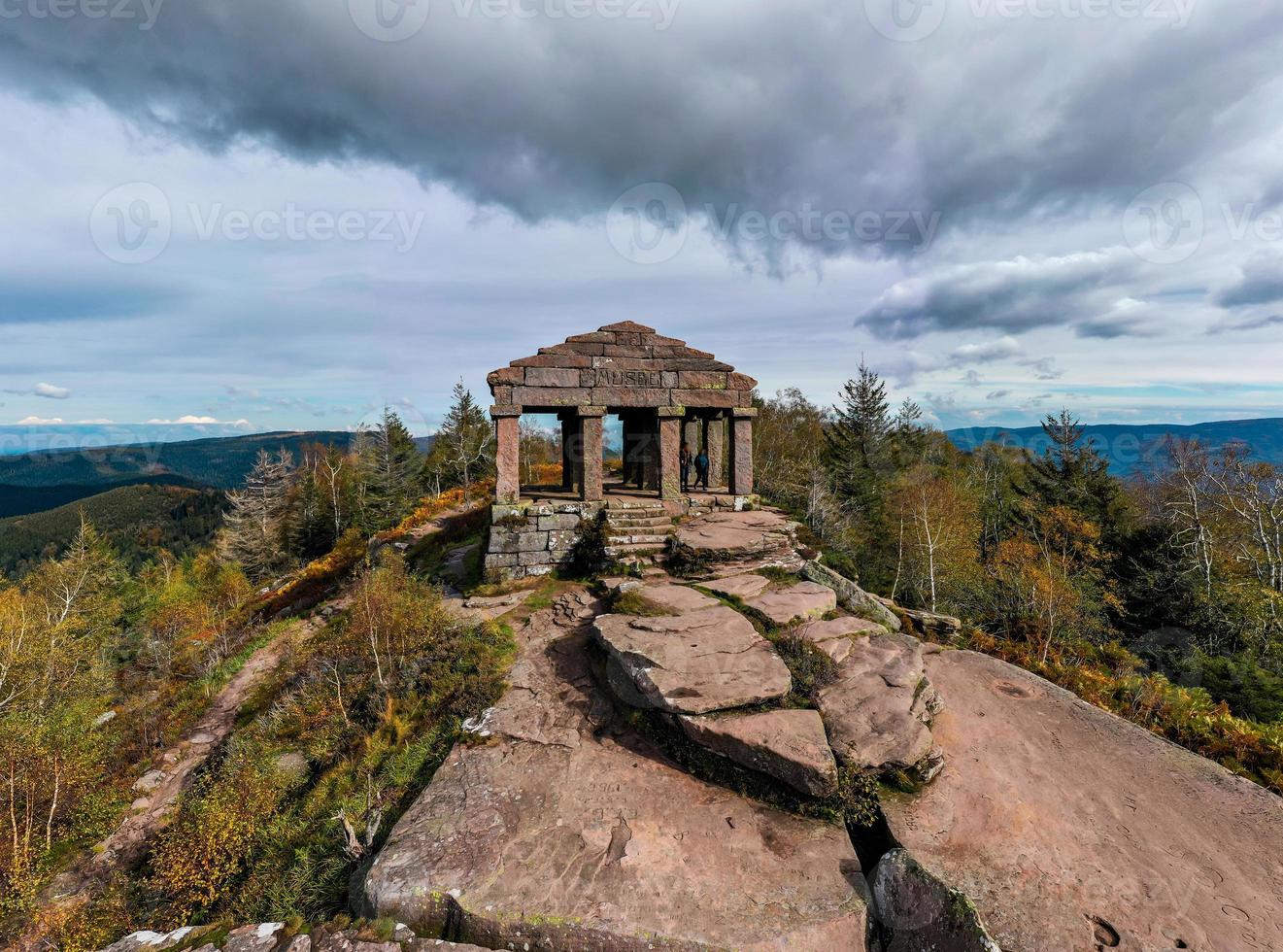 Monumento sulla vetta del monte Donon nei Vosgi, Francia foto