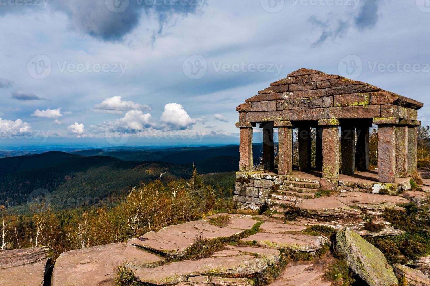 Monumento sulla vetta del monte Donon nei Vosgi, Francia foto