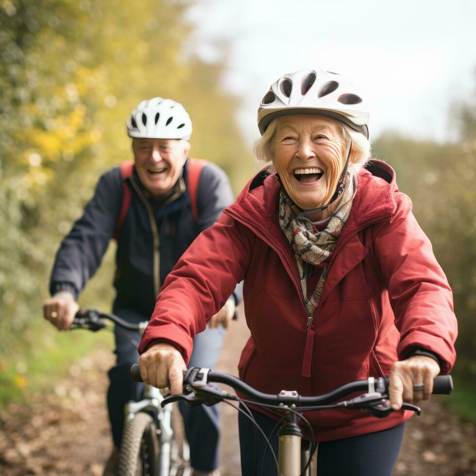 anziano coppia Ciclismo, panoramico campagna, caschi, sorrisi, esercizio foto