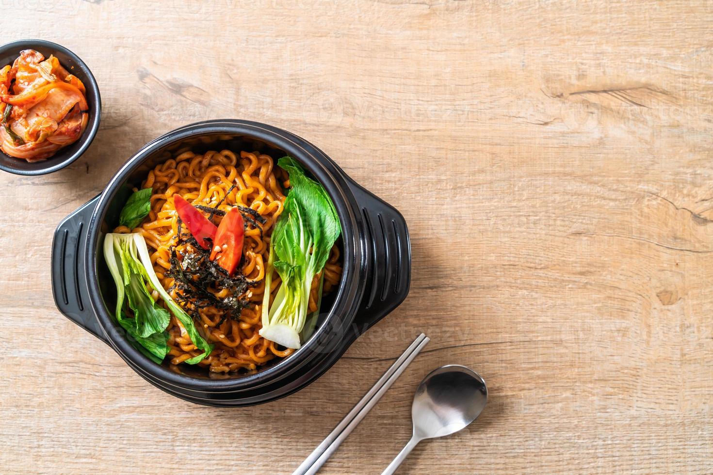 spaghetti istantanei coreani con verdure e kimchi - stile alimentare coreano foto