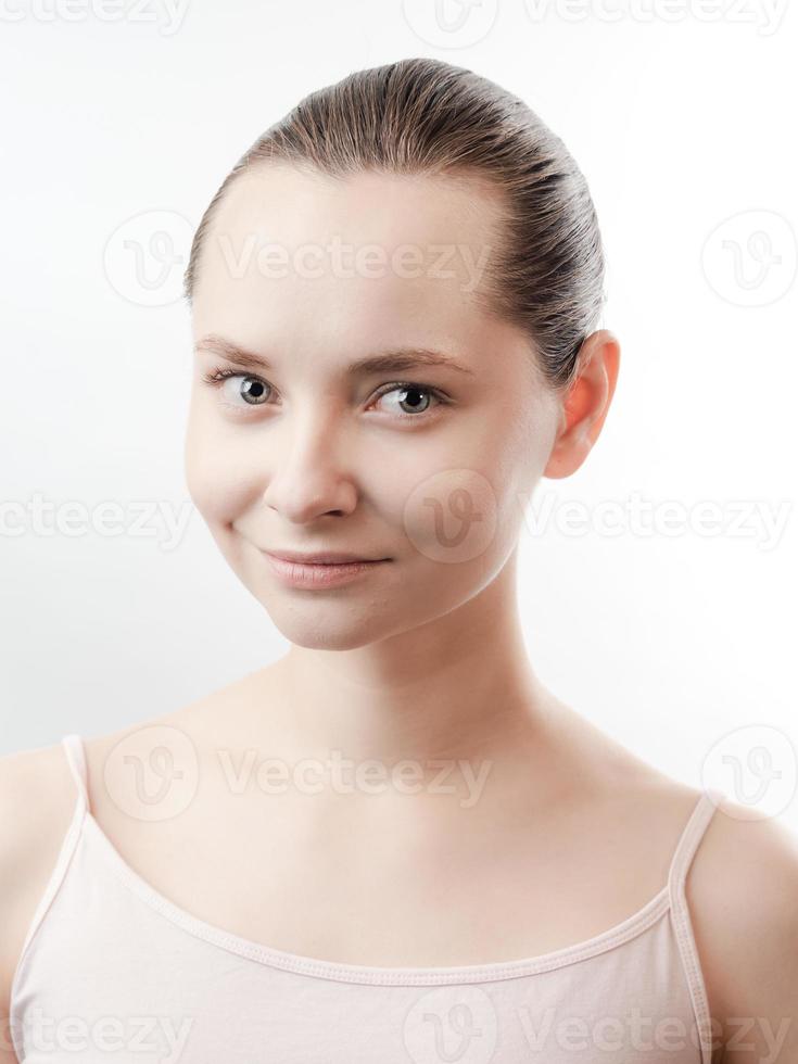 bella giovane donna con skinolated fresco pulito su sfondo bianco. foto