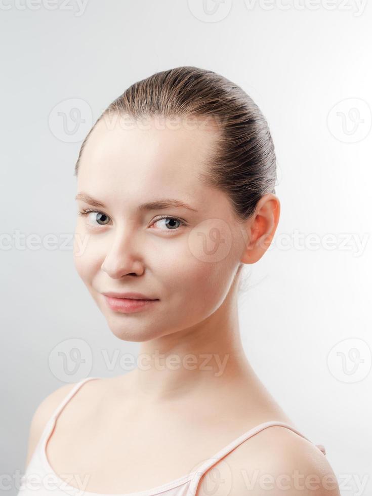 bella giovane donna con la pelle fresca e pulita foto