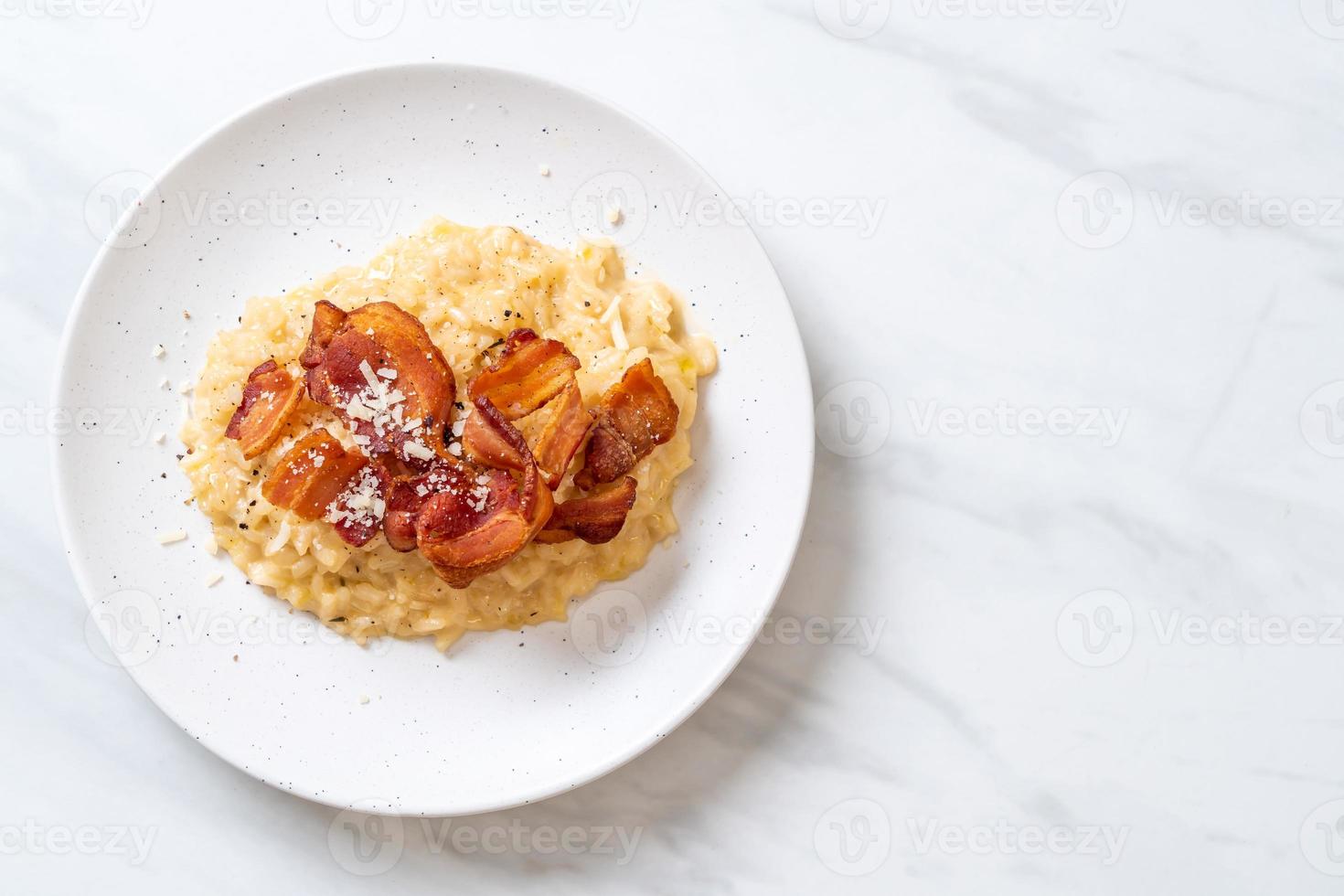 risotto con pancetta croccante e formaggio foto